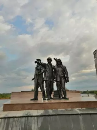 памятник первопроходцам Нефтеюганск