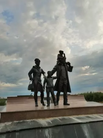 памятник первопроходцам Нефтеюганск