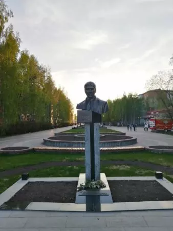 Центр города Нефтеюганск Памятник Владимиру Петухову